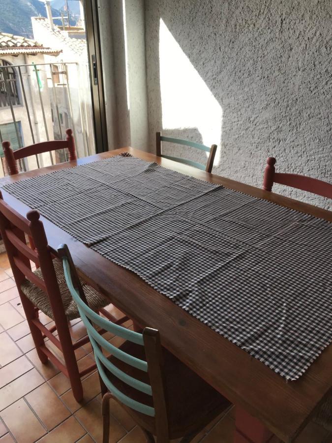 Hostal Casiano Camarasa Exteriör bild