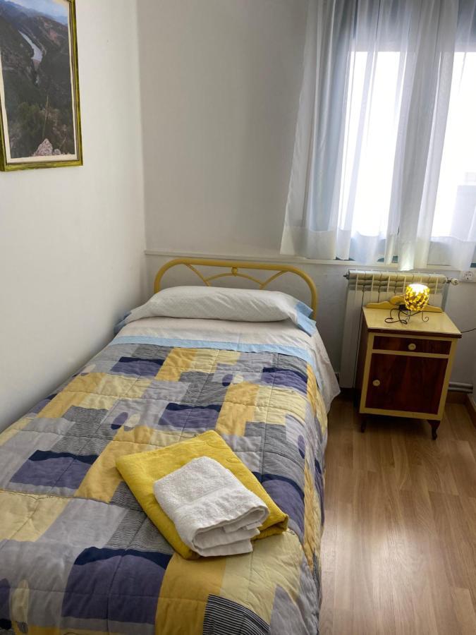 Hostal Casiano Camarasa Exteriör bild